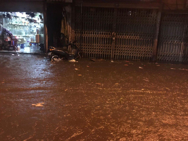 ha noi mua lon bat ngo doi xuong pho am thuc tong duy tan ngap nang