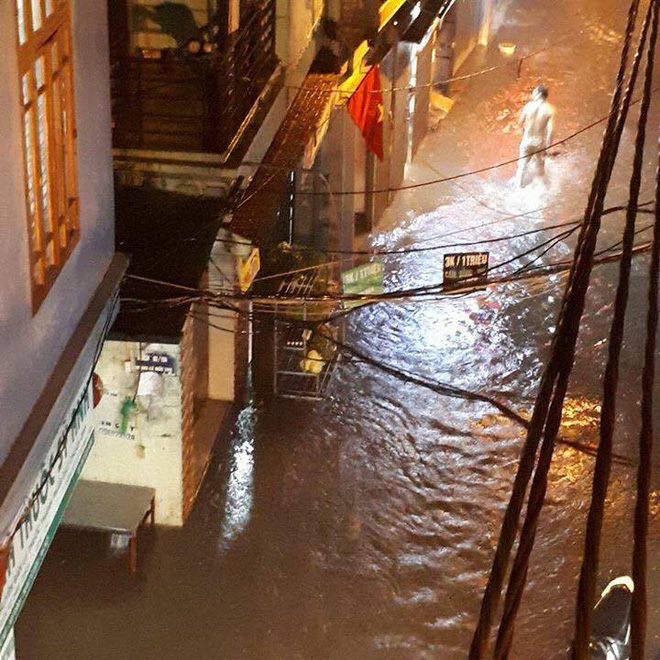 ha noi mua lon bat ngo doi xuong pho am thuc tong duy tan ngap nang
