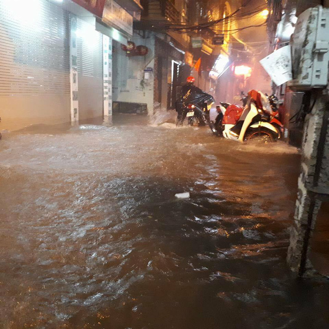 ha noi mua lon bat ngo doi xuong pho am thuc tong duy tan ngap nang