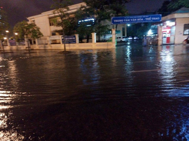 ha noi mua lon bat ngo doi xuong pho am thuc tong duy tan ngap nang
