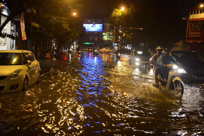 ha noi mua lon bat ngo doi xuong pho am thuc tong duy tan ngap nang