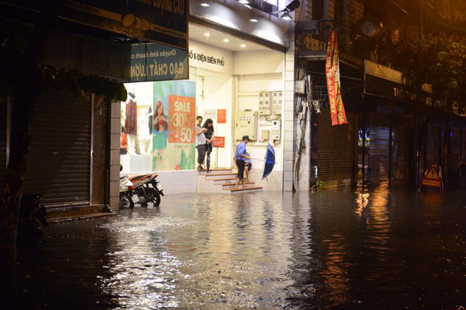 ha noi mua lon bat ngo doi xuong pho am thuc tong duy tan ngap nang