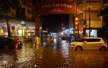 ha noi mua lon bat ngo doi xuong pho am thuc tong duy tan ngap nang