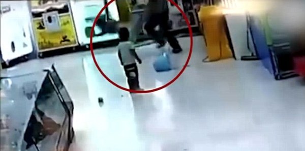 trung quoc be gai 7 tuoi bi cha ruot hanh hung da man trong sieu thi