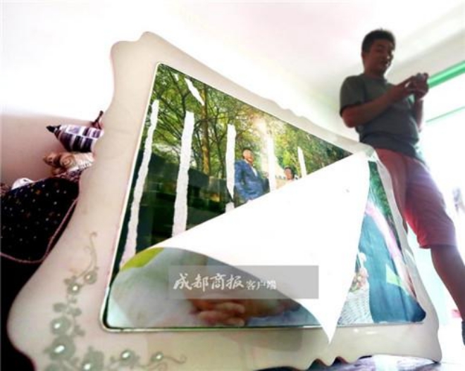 treo anh cuoi trong phong ngu suot 2 nam cap doi moi bang hoang phat hien khong phai anh cua minh