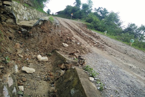 ha giang khan cap di doi 13 ho dan ra khoi vung nguy hiem do sut lun