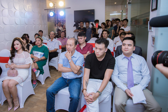 duong hoang yen xuat hien voi vai tro ban giam khao