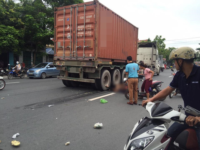 hai phong thai phu tu vong thuong tam duoi banh xe container