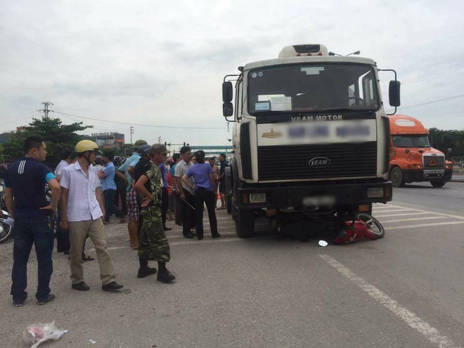 hai duong dua con di kham benh 2 me con giao vien bi xe tai can tu vong