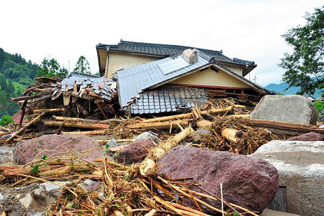 mua lu kinh hoang o nhat ban thi the nguoi me tre dang mang thai van om chat con trai 2 tuoi trong vong tay