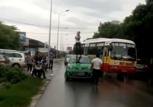 hai duong co gai dung tren noc taxi noi lam nham bi tai xe tat nga xuong dat dap lien tiep vao nguoi