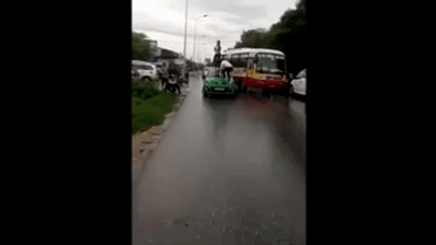 hai duong co gai dung tren noc taxi noi lam nham bi tai xe tat nga xuong dat dap lien tiep vao nguoi