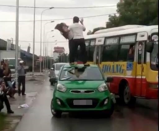 hai duong co gai dung tren noc taxi noi lam nham bi tai xe tat nga xuong dat dap lien tiep vao nguoi