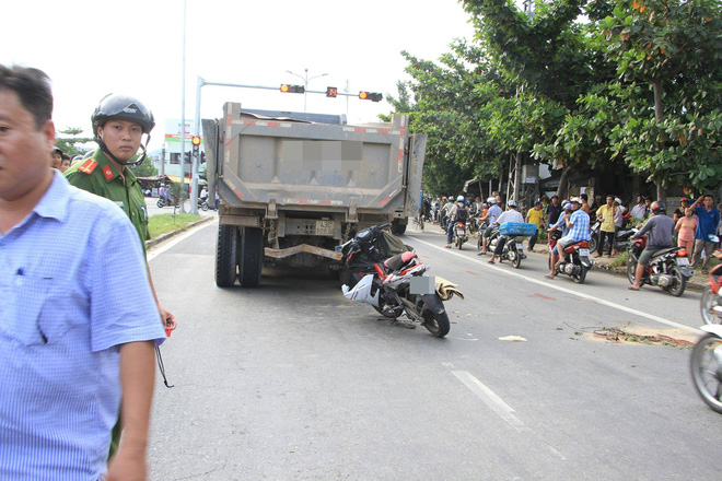 tong vao duoi xe tai dang dung den do nam thanh nien tu vong tai cho