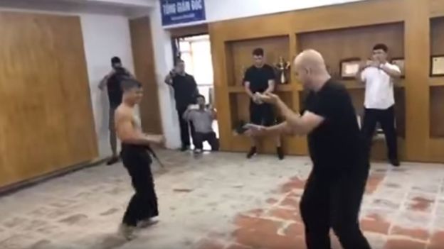 vo su vinh xuan london toi khong nhan ra flores dung the vo nao cua vinh xuan