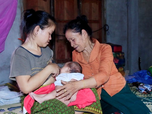 chuyen ve me lao chia sua cua con cuu bo doi tinh nguyen viet nam