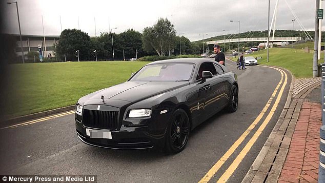 anh trai chi manh gan 15 ty dong cho em trai xuat hien cuc banh trong buoi da tiec cuoi cap