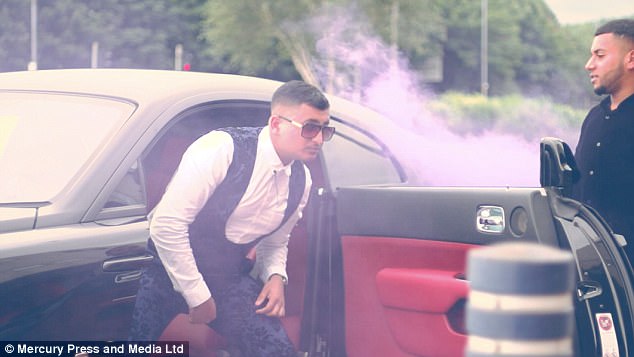 anh trai chi manh gan 15 ty dong cho em trai xuat hien cuc banh trong buoi da tiec cuoi cap