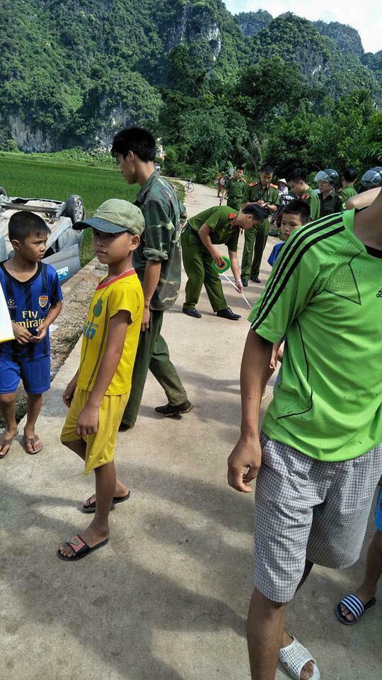 vo dan nhom con do ve nha hanh hung chong cu bi dan lang vay giu