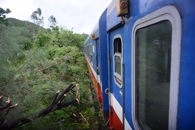 nhieu chuyen tau bi anh huong phai dung chuyen khi con bao so 2 di qua