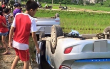 vo goi nhom con do den hanh hung chong cu dan lang buc xuc vay bat roi lat up ca 2 xe o to