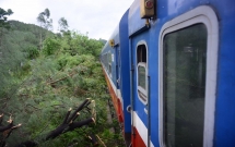 nhieu chuyen tau bi anh huong phai dung chuyen khi con bao so 2 di qua