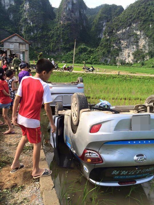 vo goi nhom con do den hanh hung chong cu dan lang buc xuc vay bat roi lat up ca 2 xe o to