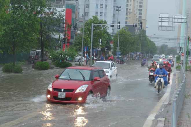 anh huong cua bao so 2 ha noi mua lon keo dai nhieu tuyen pho chim trong bien nuoc