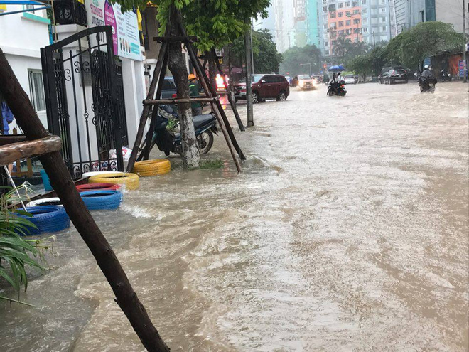 anh huong cua bao so 2 ha noi mua lon keo dai nhieu tuyen pho chim trong bien nuoc