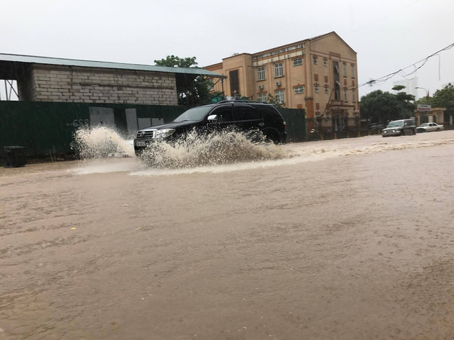 anh huong cua bao so 2 ha noi mua lon keo dai nhieu tuyen pho chim trong bien nuoc