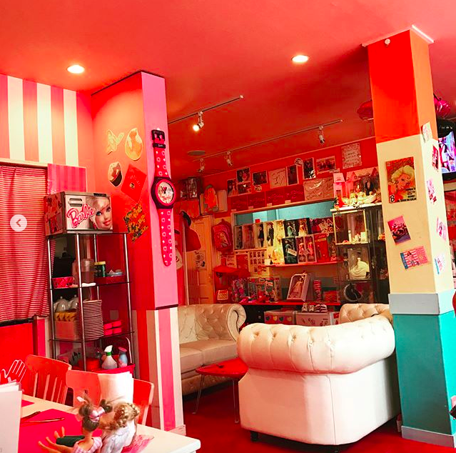 ghe tham quan ca phe barbie mau hong mong mo tuyet dep