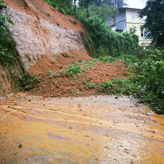 clip mua lon do anh huong bao so 2 lu cuon cuon nhu thac do tai pho cau may sa pa