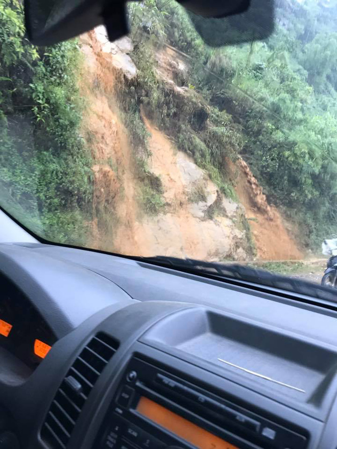 clip mua lon do anh huong bao so 2 lu cuon cuon nhu thac do tai pho cau may sa pa