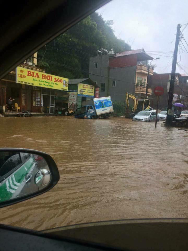 clip mua lon do anh huong bao so 2 lu cuon cuon nhu thac do tai pho cau may sa pa