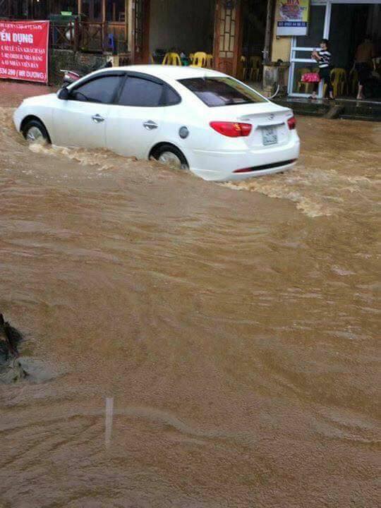 clip mua lon do anh huong bao so 2 lu cuon cuon nhu thac do tai pho cau may sa pa