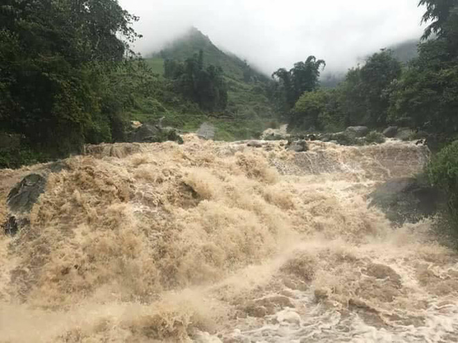 clip mua lon do anh huong bao so 2 lu cuon cuon nhu thac do tai pho cau may sa pa