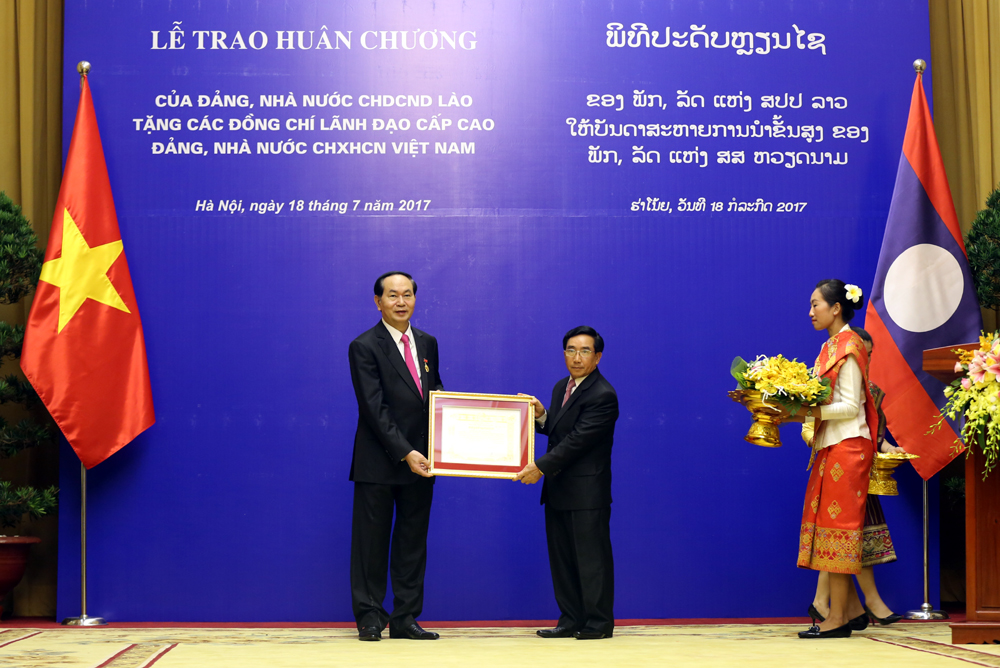 lao trao tang huan chuong cao quy cho lanh dao cap cao viet nam