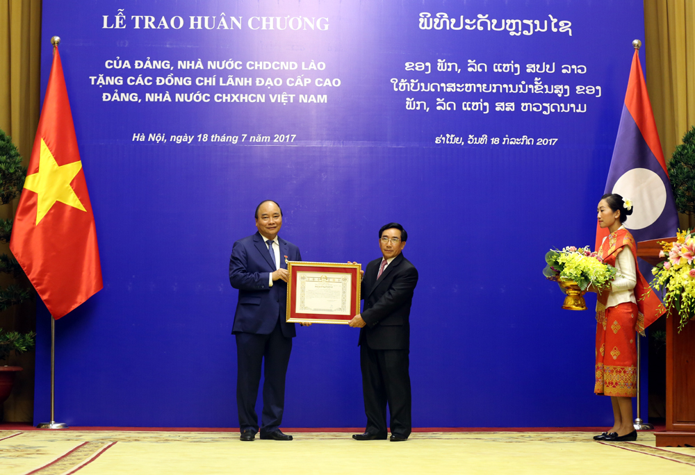 lao trao tang huan chuong cao quy cho lanh dao cap cao viet nam