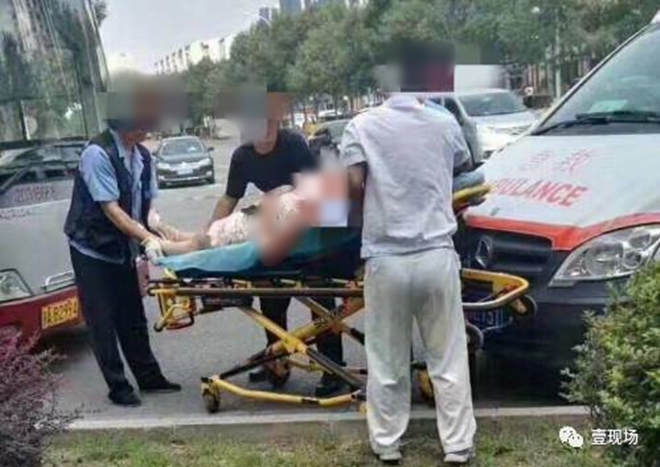 chong tra ke sam so minh tren xe buyt nu nhan vien van phong bi ga de xom dam trong thuong