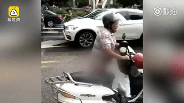 bi canh sat tuyt coi vi di xe may nguoc chieu nguoi phu nu trung quoc tut quan an va giua duong
