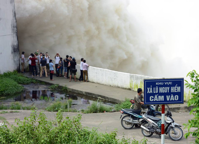 chum anh nguoi dan keo den thuy dien hoa binh chup anh check in canh xa lu