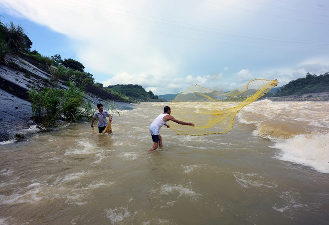 chum anh nguoi dan keo den thuy dien hoa binh chup anh check in canh xa lu