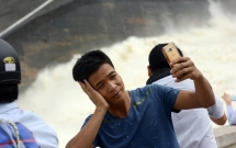 chum anh nguoi dan keo den thuy dien hoa binh chup anh check in canh xa lu