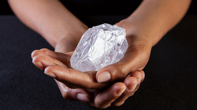 nang toi 1109 carat vien kim cuong lon thu 2 the gioi nay khien tap doan so huu no chet do vi khong ban duoc