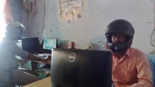 so tran nha sap vao dau nhan vien van phong an do dong loat doi mu bao hiem de bao toan tinh mang