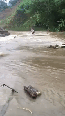 clip lieu linh chay xe may qua dap tran nguoi dan ong bi nuoc cuon troi