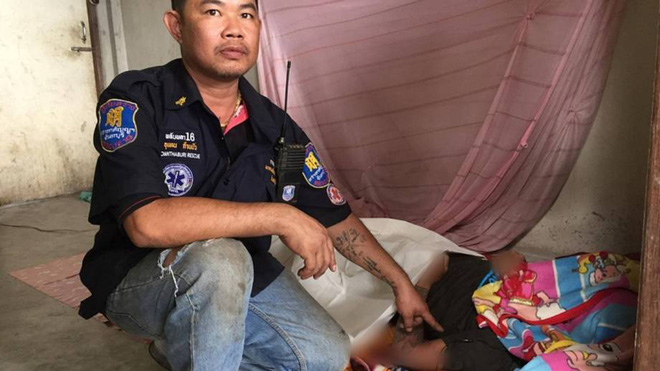 nghe nhac tu may tinh bang dang sac pin trong khi ngu chang trai xau so tu vong tai cho