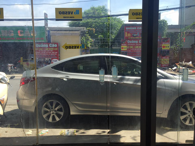 mo cua ra ngoai chu nha buc xuc khi thay hanh dong thieu y thuc cua tai xe o to