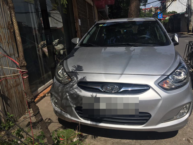 mo cua ra ngoai chu nha buc xuc khi thay hanh dong thieu y thuc cua tai xe o to