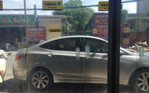 Mở cửa ra ngoài, chủ nhà bức xúc khi thấy hành động thiếu ý thức của tài xế ô tô